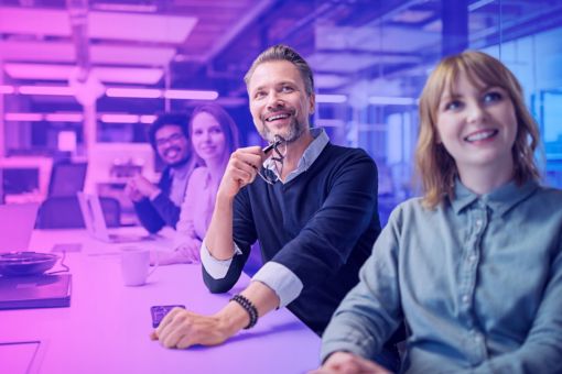 Personas sonrientes en oficina 