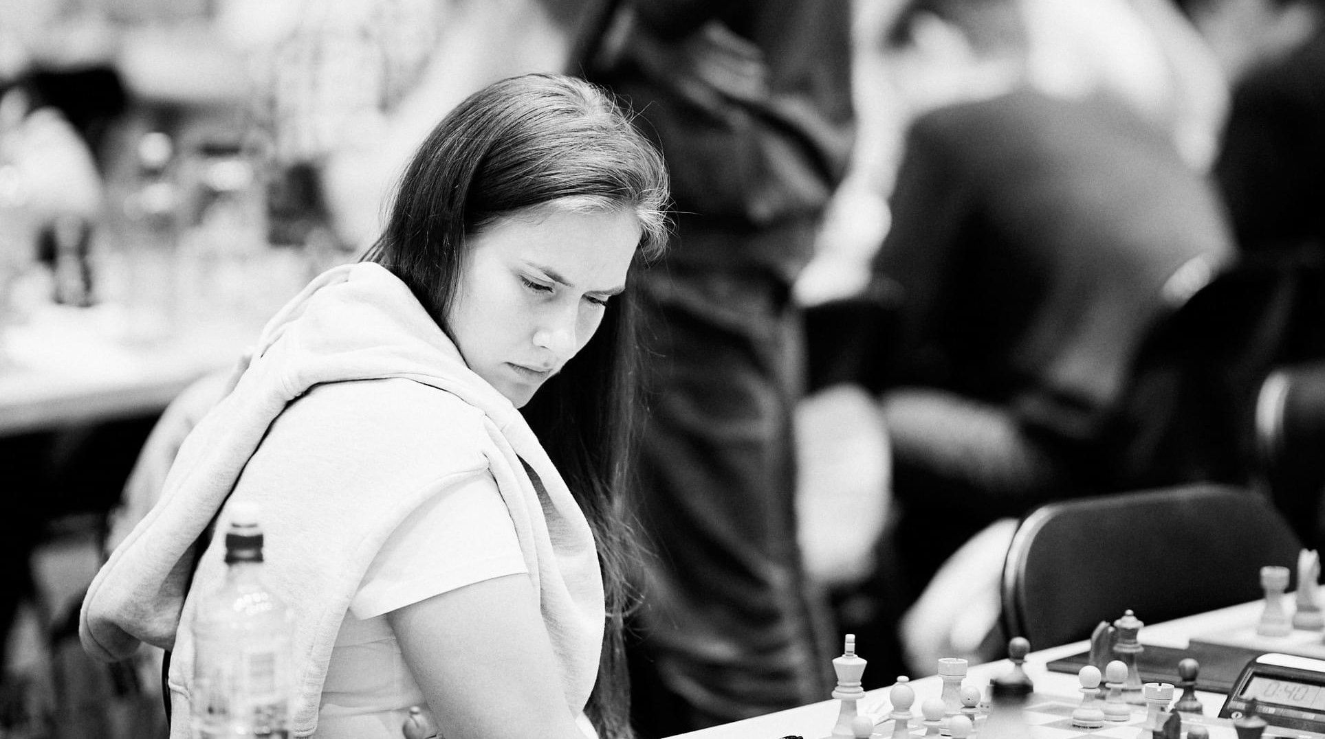 Cathrine ser konsentrert på sjakkbrettet under NM i sjakk 