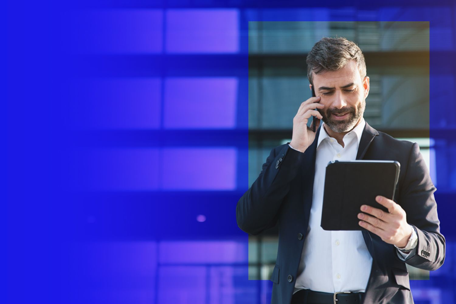 Empresario con dispositivo inteligente en mano y hablando por telefono