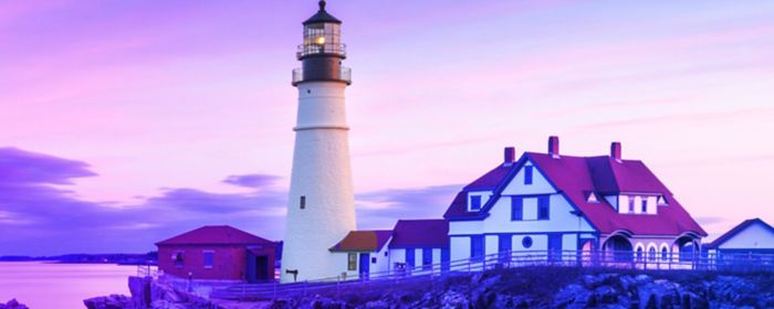 Faro de luz a la orilla del mar. El fondo es un degradado de purpura a azul cobalto