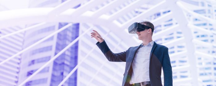 Concepto de simulación donde se visualiza hombre de negocios en traje con gafas VR y fondo de ciudad