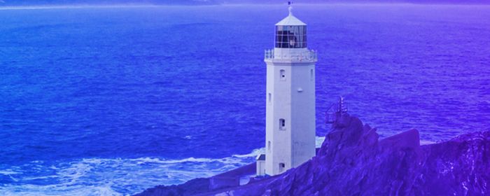 Faro de luz a la orilla del mar. El fondo es un degradado de purpura a azul cobalto