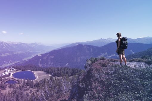 Mujer de pie observando las montañas en Austria.