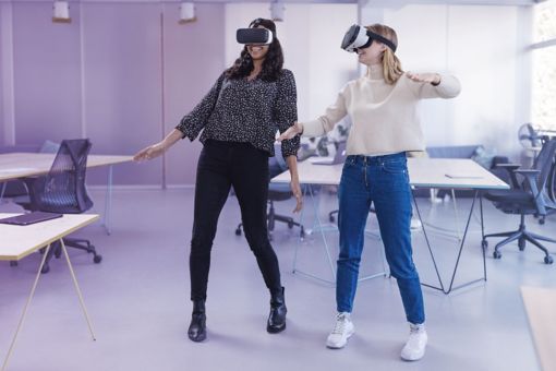 Colegas de trabajo utilizando gafas de realidad virtual