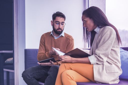 Colaboradores conversando sobre como asegurar una gestión eficaz y previsora en las dependencias gubernamentales