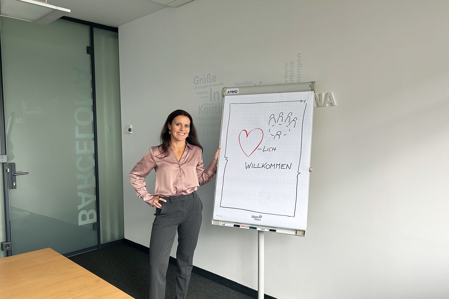 Barbara vor einer Schulung am Standort Linz