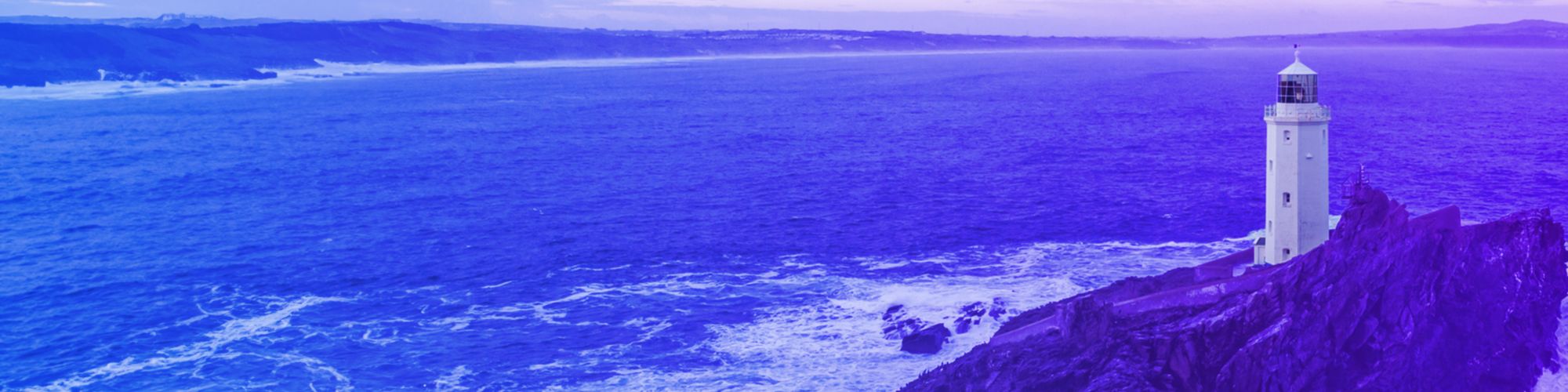 Faro de luz a la orilla del mar, el fondo es un degradado cobalto y purpura