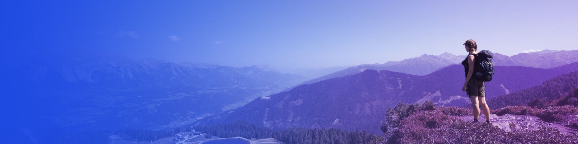 Mujer de pie observando las montañas en Austria.
