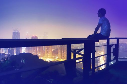 Mann auf Aussichtspunkt über Hong Kong