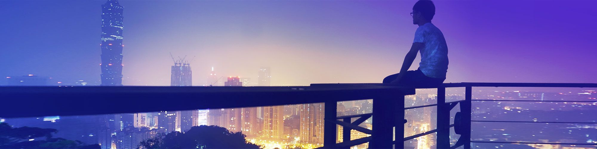 Mann auf Aussichtspunkt über Hong Kong