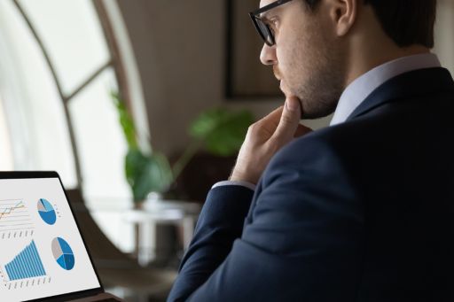 Zakenman analyseert grafieken op laptop