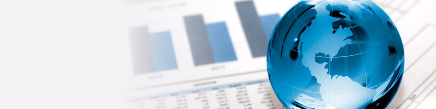 glazen wereldbol op financiële documenten