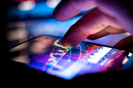 Adviseur bekijkt financiële data op smartphone