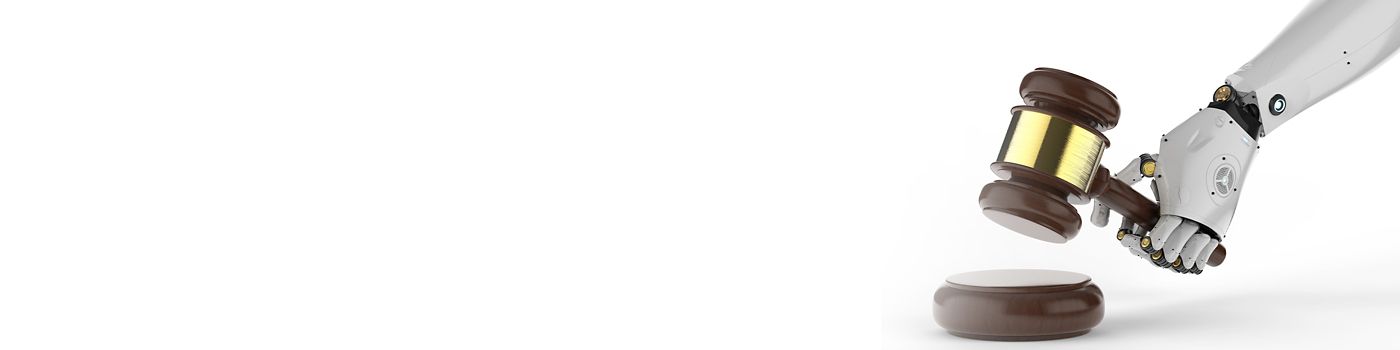 uma mão de robot segurando uma martelo de juiz