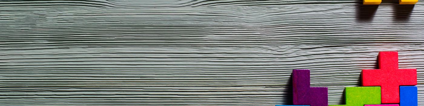 imagem de um brinquedo de encaixe com peças coloridas