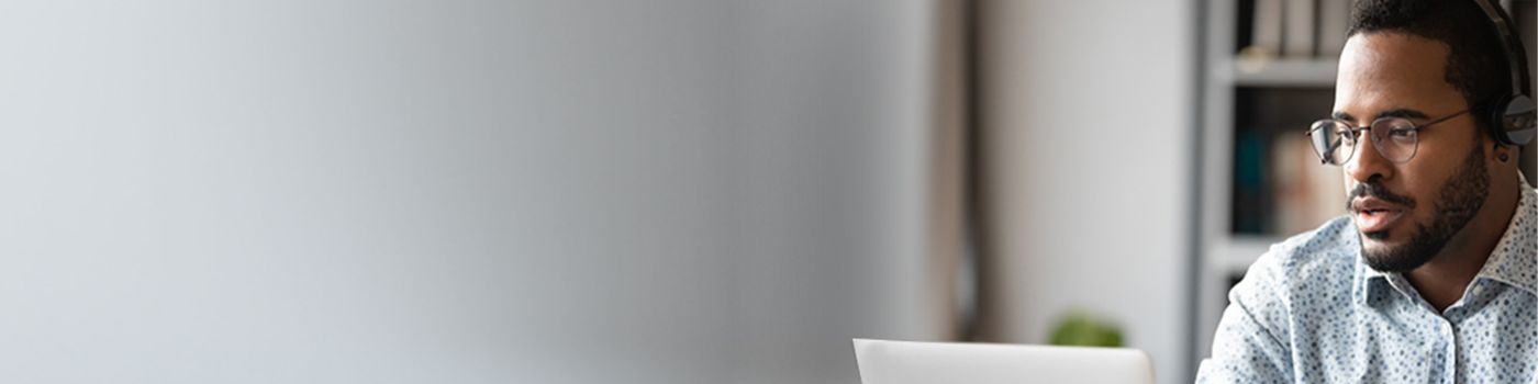 homem trabalhando de casa no computador