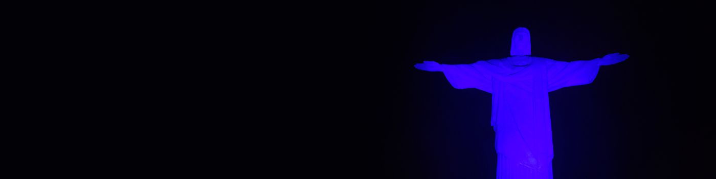 imagem do cristo redentor do rio de janeiro com iluminação em azul