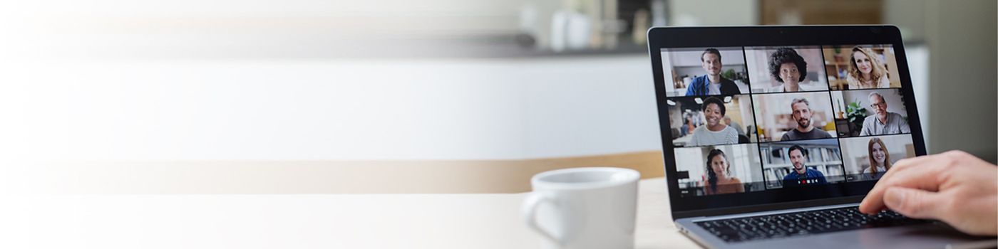 imagem de uma laptop com uma vídeoconferência