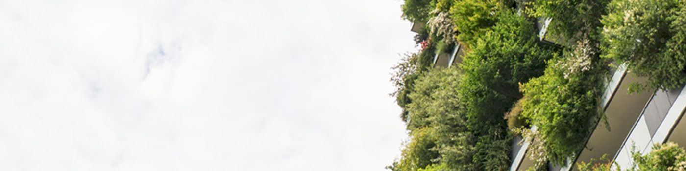 imagem de um prédio com plantas nas sacadas