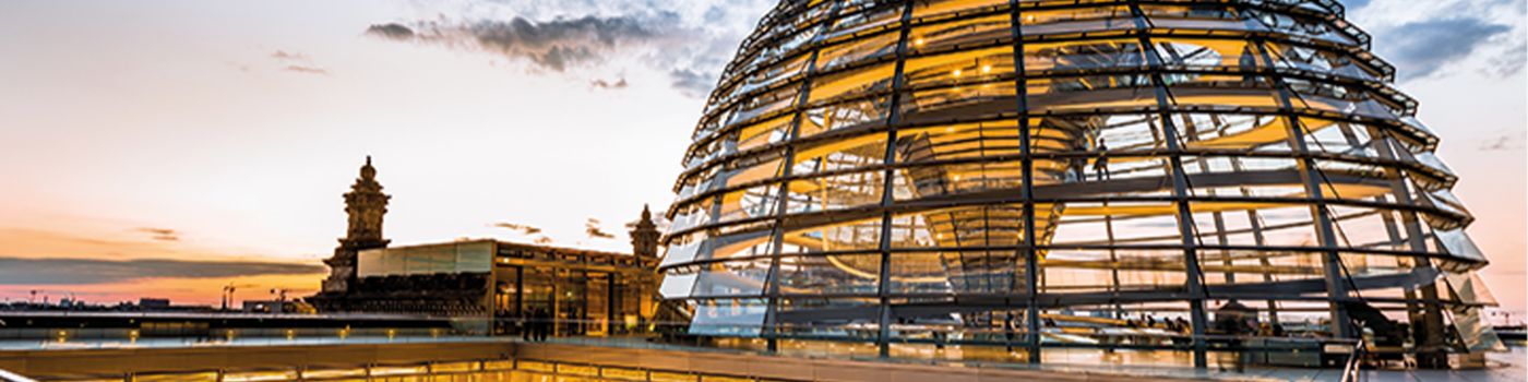 imagem de uma edificio redondo em primeiro plano e ao fundo a vista da cidade