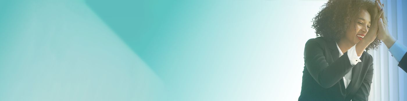 imagem d euma moça batendo na palma da mão de outra pessoa