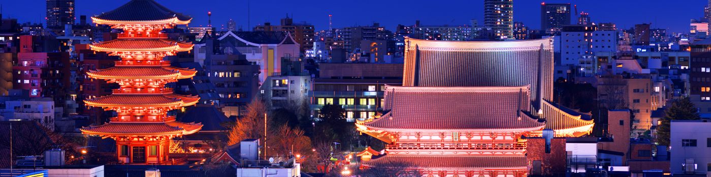 cidade no Japão, mostrando templos e atrás a cidade