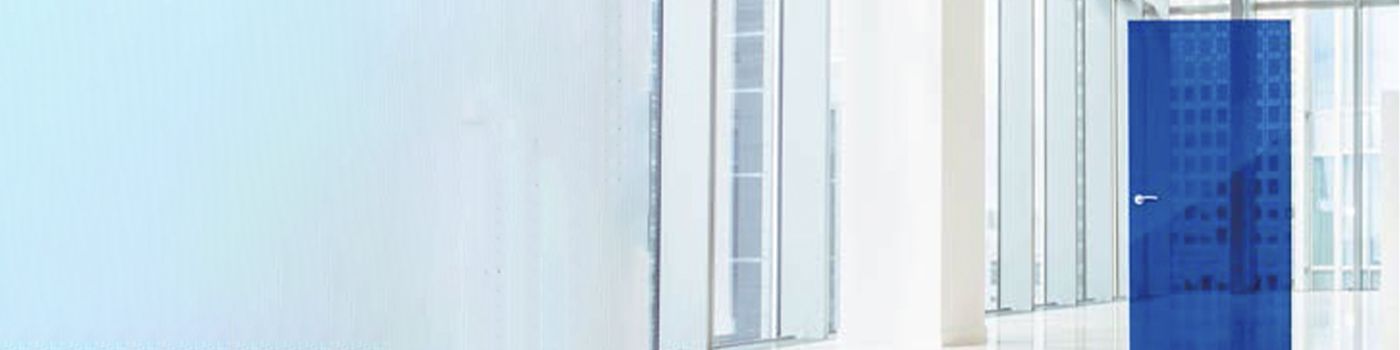 imagem de uma porta azul transparente em um escritório todo branco