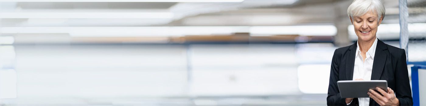 mulher segurando um tablet