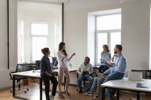 Three colleagues are discussing in the meeting room