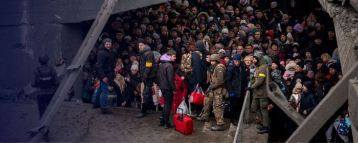 Mennesker søker tilflukt under en bro i Ukraina 