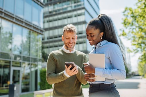 Adultos y diversos empresarios en el distrito financiero al aire libre - trabajo en equipo en un entorno sostenible