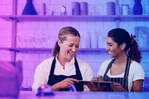 mujeres en cafetería