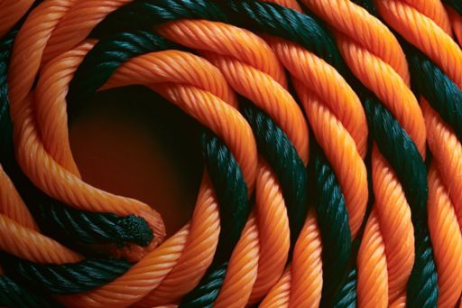 imagem de uma corda preta e laranja enrolada