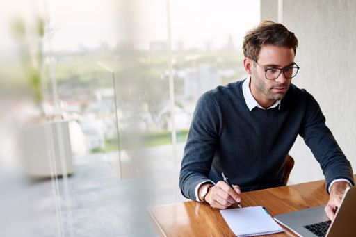 Homme travaillant à son bureau à la maison