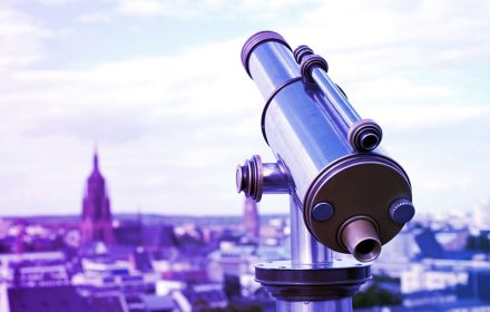 fernglass-auf-verschwommenem-hintergrund-mit-blick-auf-stadt