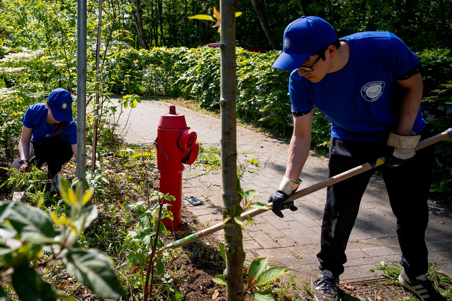 volunteers working in the garden of Escalpade