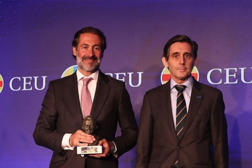 Juanjo Cano recibe el premio CEU Ángel Herrera ‘Alumni sénior’