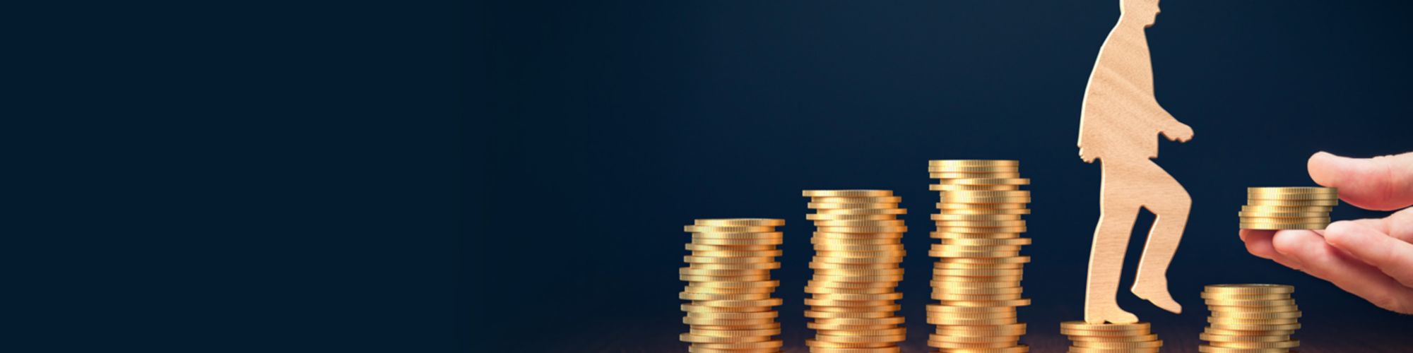 Ondernemer wandelt op stapel munten die hij van de overheid krijgt