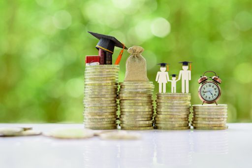 Une pile de pièces de monnaie qui représentent l'éducation, le salaire, la famille et le temps privé.
