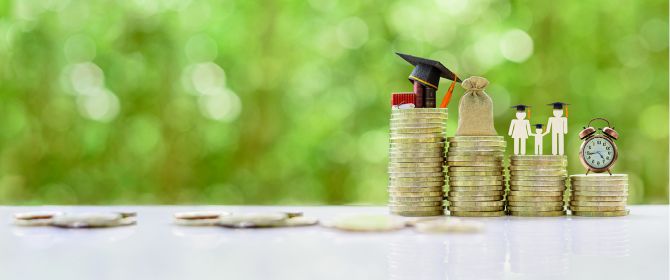 Een stapel munten die staan voor opleiding, salaris, gezin en privé-tijd