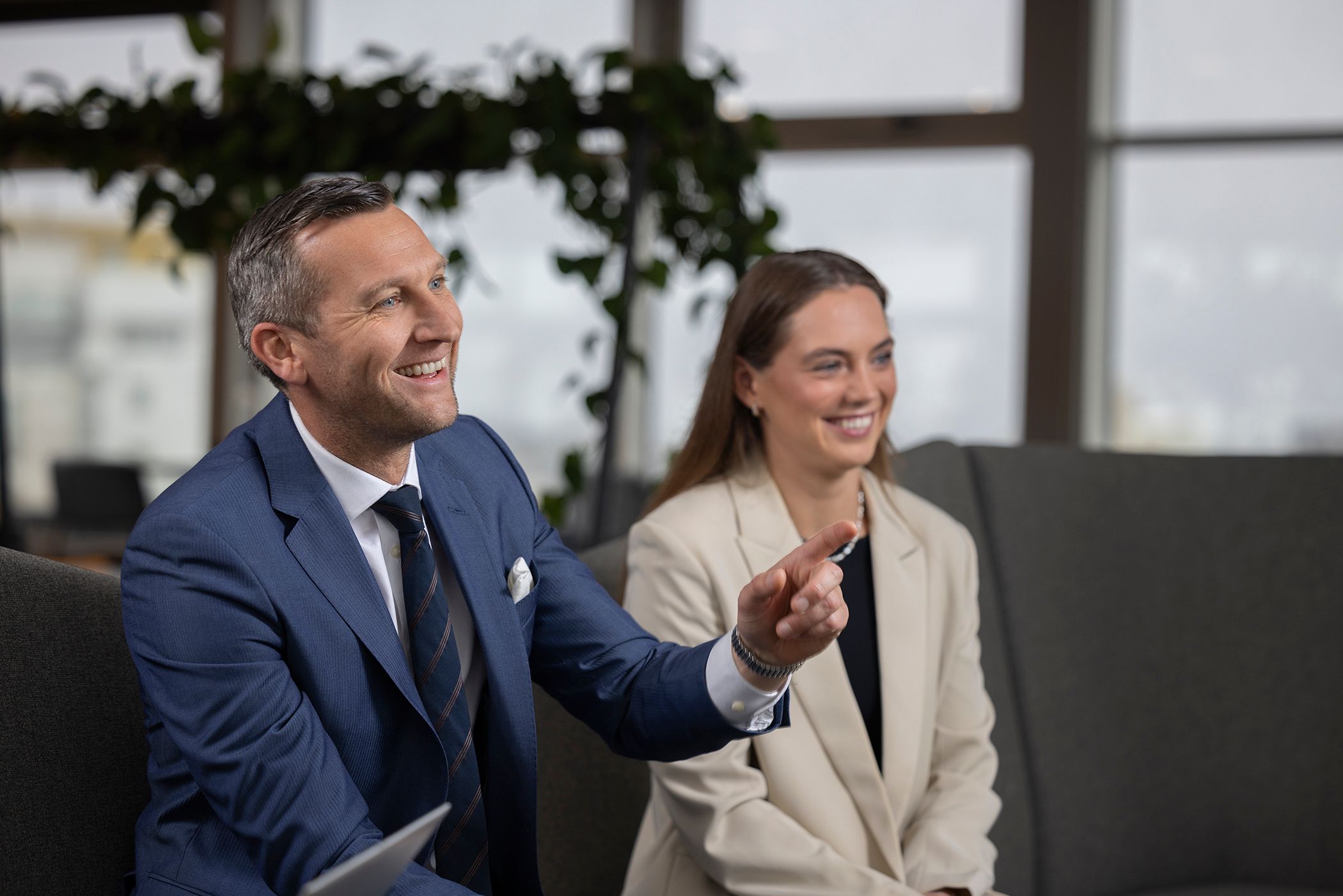 Starfsfólk KPMG að spjalla saman