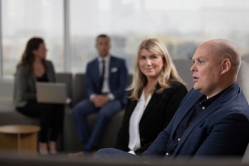 Starfsfólk KPMG ræðir saman á áttundu hæði í Borgartúni 27