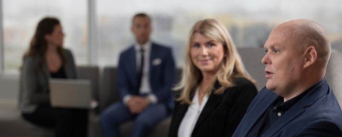 Starfsfólk KPMG ræðir saman á áttundu hæði í Borgartúni 27