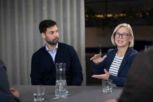 Samstarfsfólk hjá KPMG á fundi 