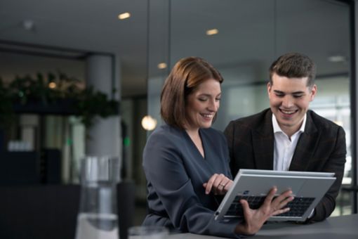 Starfsfólk KPMG ræðir saman á fundi 