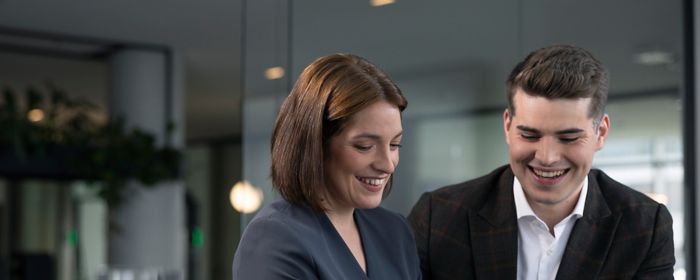 Starfsfólk KPMG ræðir saman á fundi 