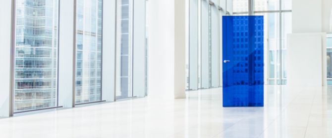 porta azul no meio de um escritório branco