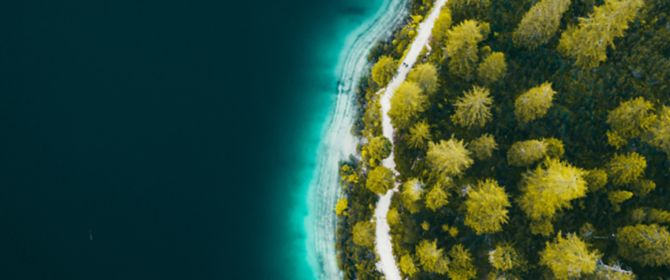 Mar com costa verde fotografada de drone