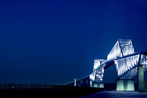 imagem de uma ponte a noite e iluminada