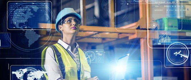 imagem de uma moça em uma fábrica com colete e chapéu de proteção, segurando um computador